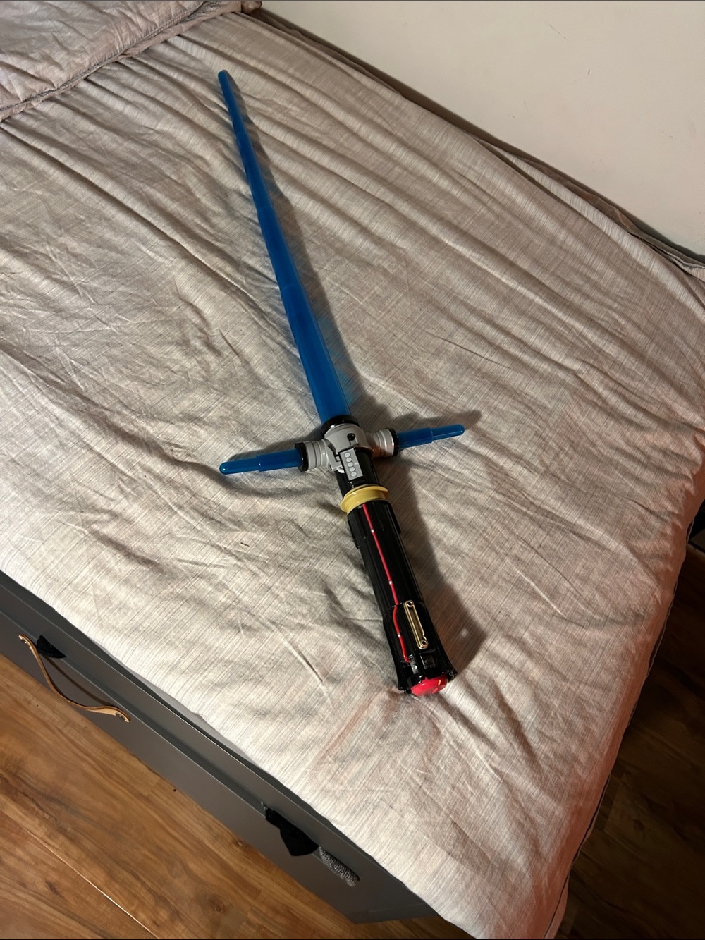 Blue light up starwars lightsaber